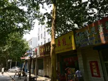 此房满五年,楼层是四楼,年代新可以商贷7成