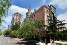 新华公寓70年客厅 南北卧室都有阳台 楼上有阁楼