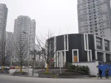 进轻轨,公寓房,几间连在一起的。