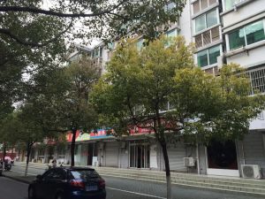 八一路旁边2004年新房龄广安苑一期南北通户型配套齐全
