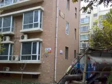 此房为多层中间楼层,出入方便 得房率高 带地下室