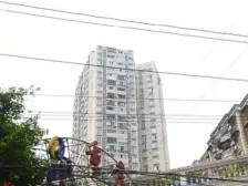 出让地,楼下都是公交车,交通方便,配套成熟。