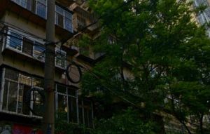 靖国新村端头三室东南向区停车方便红旗