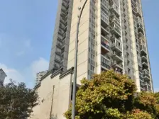 此房交通出行便利,楼层顶楼,视野佳。近西站