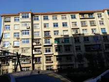 房子在三楼,位置在鑫业市场一条街,出行方便,上学近