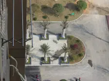 小区人车分流.环境好.出行方便有公交车.购物便利