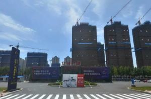 急售亿锋广场精装修三室拎包入住!!