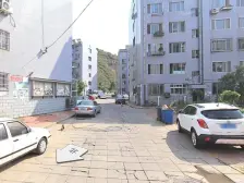 出门200米有公交站,是一条主路,公交打车随叫随到