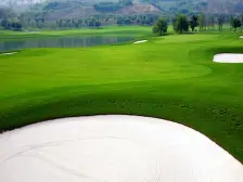 荟澜山一线联排端头花园方正已做好土建离小区大门口近