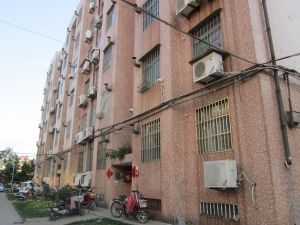 虞河边,人民医院近,精装的四楼