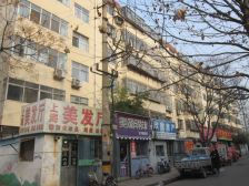 一楼带石墙院子 房子里面很干净 拎包入住