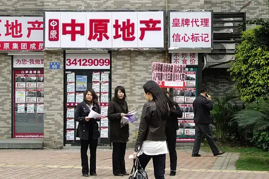 二手中介争夺一手客源 一手盘旁经纪站街"拉客"
