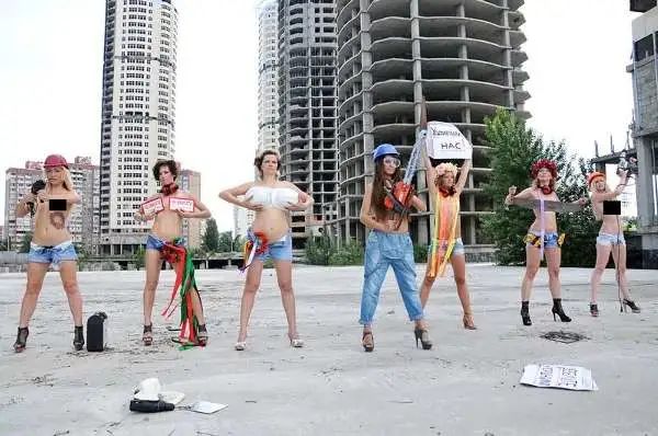 开发商烂尾遭"裸墙"美女 乌克兰美女裸体抗议_高清组图-广州手机房天下