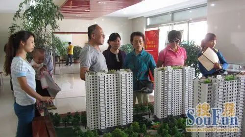 在沙盘区认真讨论 在沙盘区认真讨论