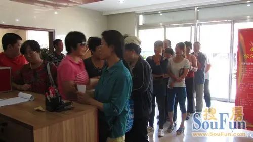 大家排队领取纪念品 大家排队领取纪念品