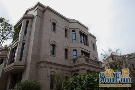 整个高层总建筑面积约9万方,园区排屋,商铺,别墅,以及一幢万科幼儿园是由全国小公建的图片
