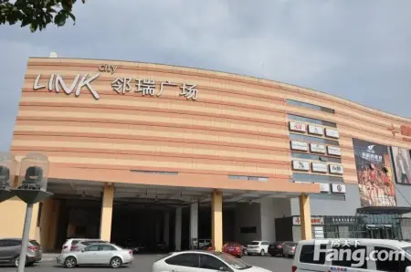 邻瑞广场位于苏州工业园区金鸡湖大道与西华林街路口,规模较之前两个
