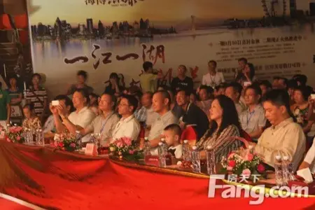 在主持人的邀请下,海博集团董事长管楚彬先生上台致辞.