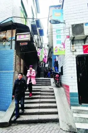 在西大街另一头,有著名的"西大街壁画",从钟家村站d口出来,步行即到.