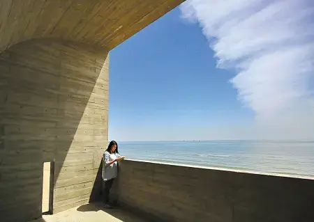 一位读者在秦皇岛北戴河新区海边图书馆的露台上阅读.