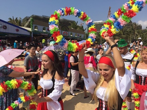 以慕尼黑传统的方式,一起敲击了装满德国原装进口啤酒的酒桶的龙头,在