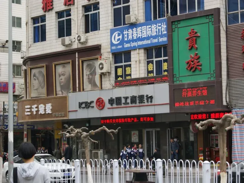中国农业银行;医院:三爱堂医院;其他有:西部钱柜,民安大厦;1-5层为