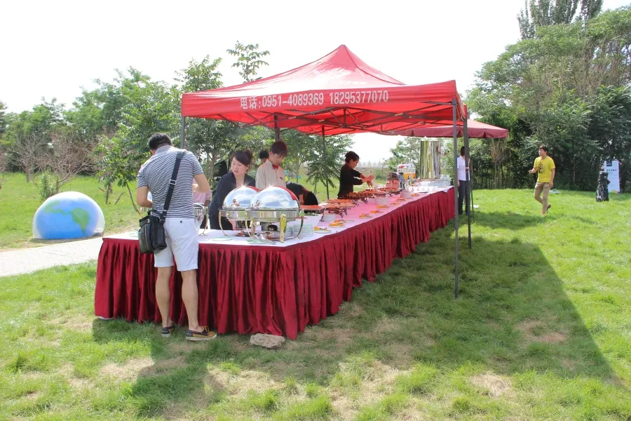 还有草坪上的冷餐会,小资情绪日浓.
