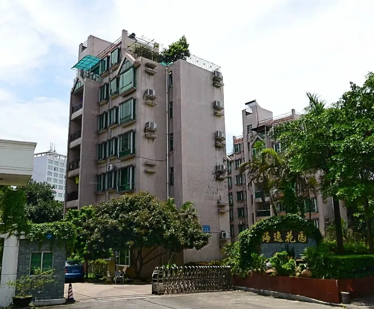 珠海的海逸花园小区大门口有没有快递存放柜?物业能否帮忙收快递?