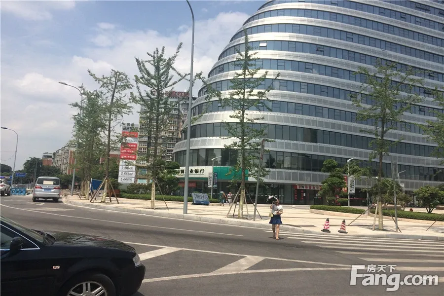 400-890-0000 转 826436推荐理由:恒大 广场位于江北嘴溉澜溪南部