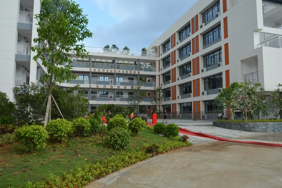 龙岗荷坳站旁毛坯在售 均价4.2万/平