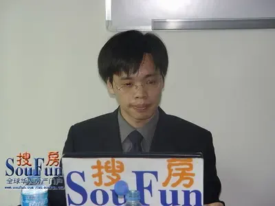 到场的嘉宾:坐在我右手边的是广西联发呈辉房地产有限公司黄碧华先生