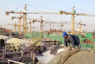 工人进行混凝土铺盖