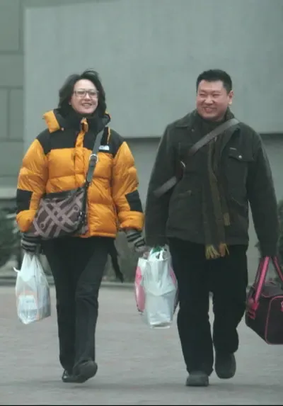自从去年12月底胡紫薇在某次活动上当众自揭家丑,主动曝出老公张斌搞"
