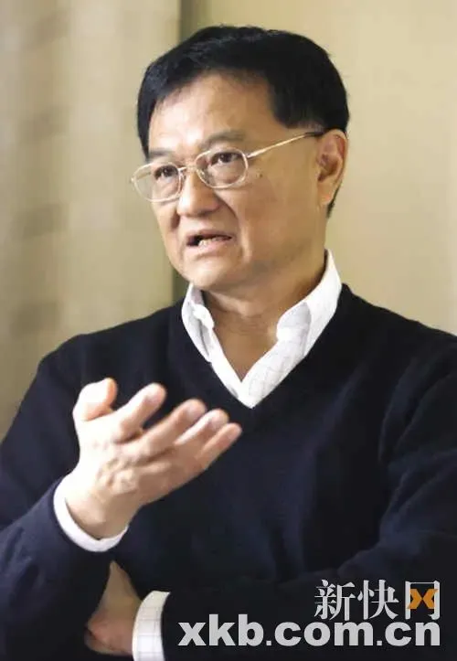 彭磷基接受记者采访,有一说一,丝毫没有架子.新快报记者 宁彪/摄