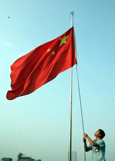 2008年5月19日早晨,四川省华蓥市委机关大楼的值班员在下半旗.