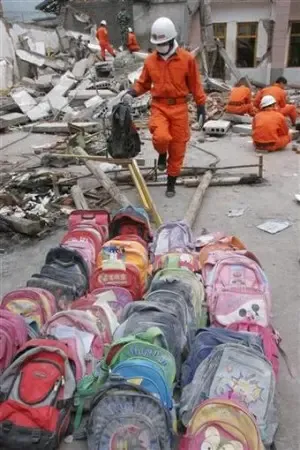 地震现场孩子对不起你图