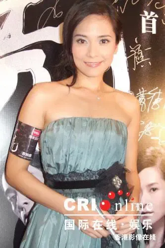 郭羡妮整体看上去非常漂亮,牙齿和皮肤略有瑕疵.近看显老.