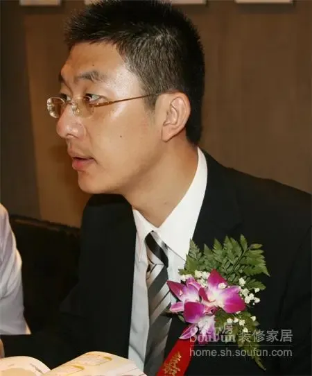 【刘飞阳】:因为我们是一家在香港发展了将近25年的家具公司,在这个