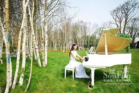 身着白衣的纯洁少女在现场演奏钢琴