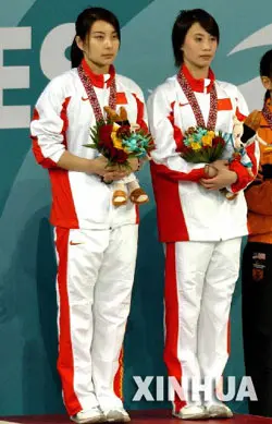 中国跳水孪生姐妹花李娆和李婷:痛并绽放着