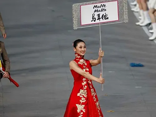 看开幕式上的举牌美女[组图]