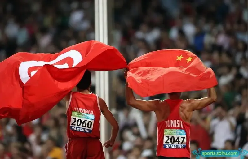 突尼斯选手费尔哈特希达夺冠披中国国旗