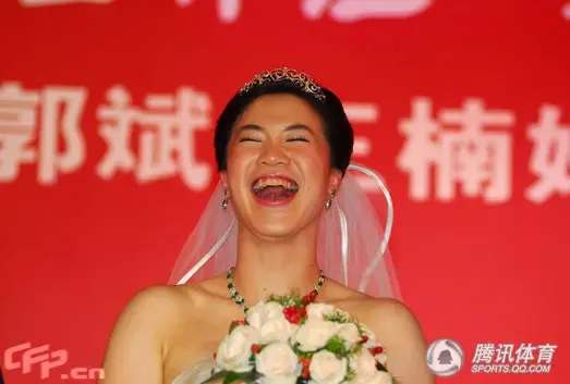 楠露迷人开怀大笑