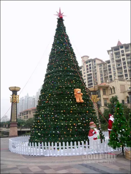郦都广场高达10米的圣诞树,上面缀满各种圣诞礼物!