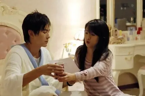 曝光甜蜜再恋一吻定情郑元畅林依晨家居照