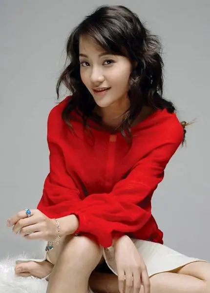 这个不幸的女星叫潘星谊,原名潘娟,在电视剧《金粉世家》里饰演过三姨
