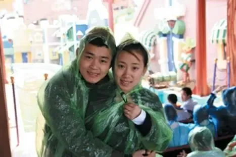 "丫蛋"毛毛蜜月照曝光 与老公畅游主题公园