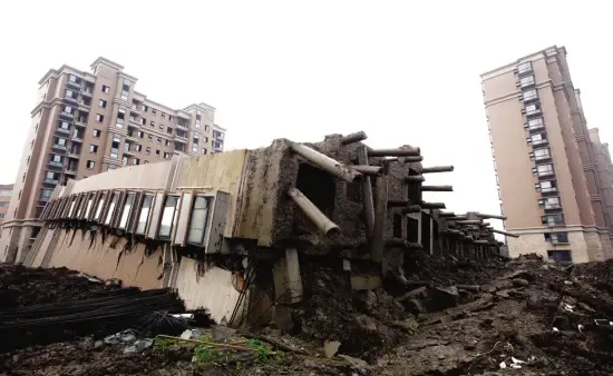 上海望江豪宅倒塌续:防汛墙塌方致大楼倒塌