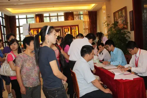 排队认筹的人们