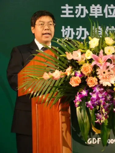 主持人:下面有请广东省住房和城乡建设厅副厅长陈英松先生致词.